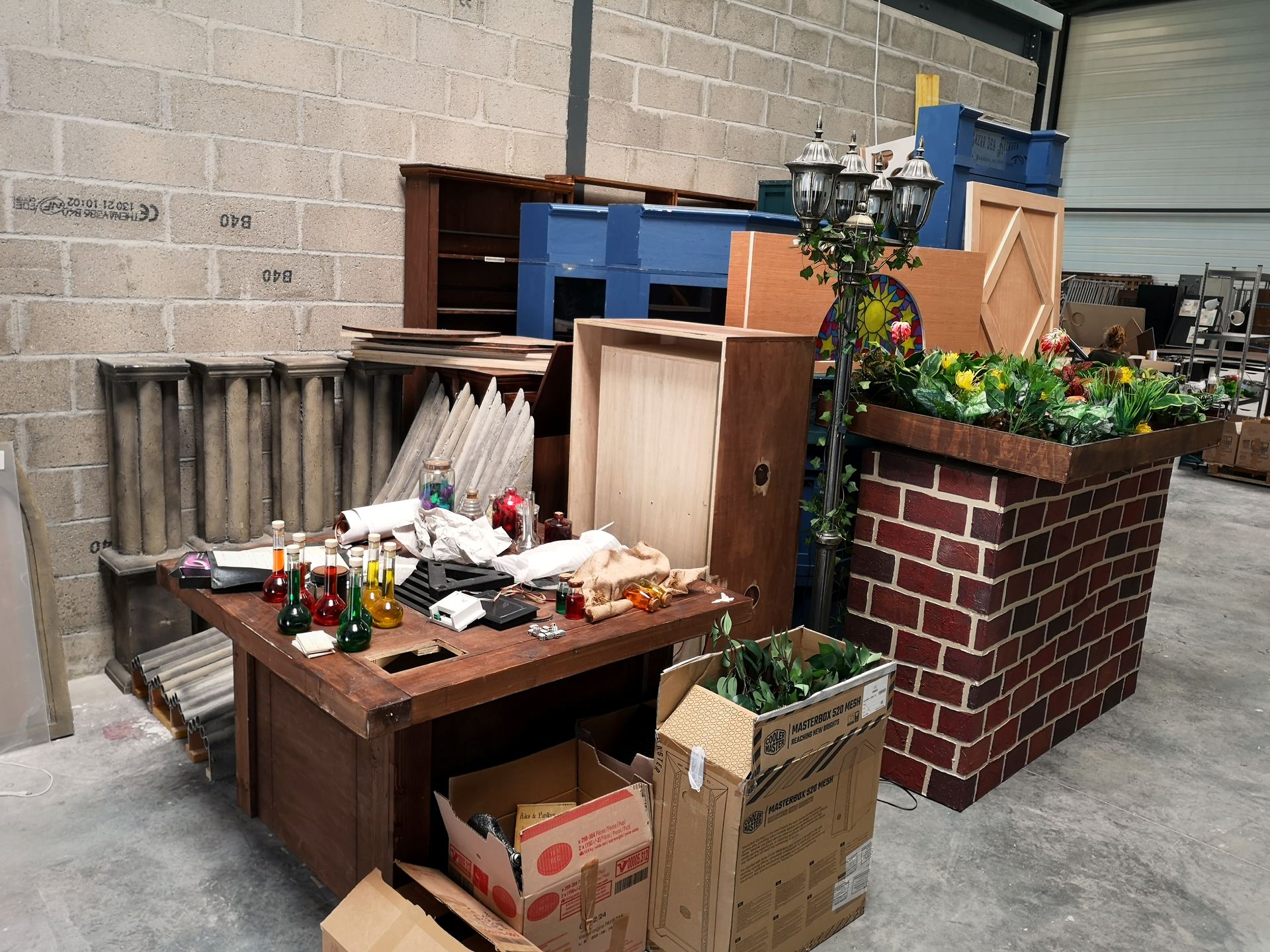Décors et mobilier prêts à être chargés pour installation sur site