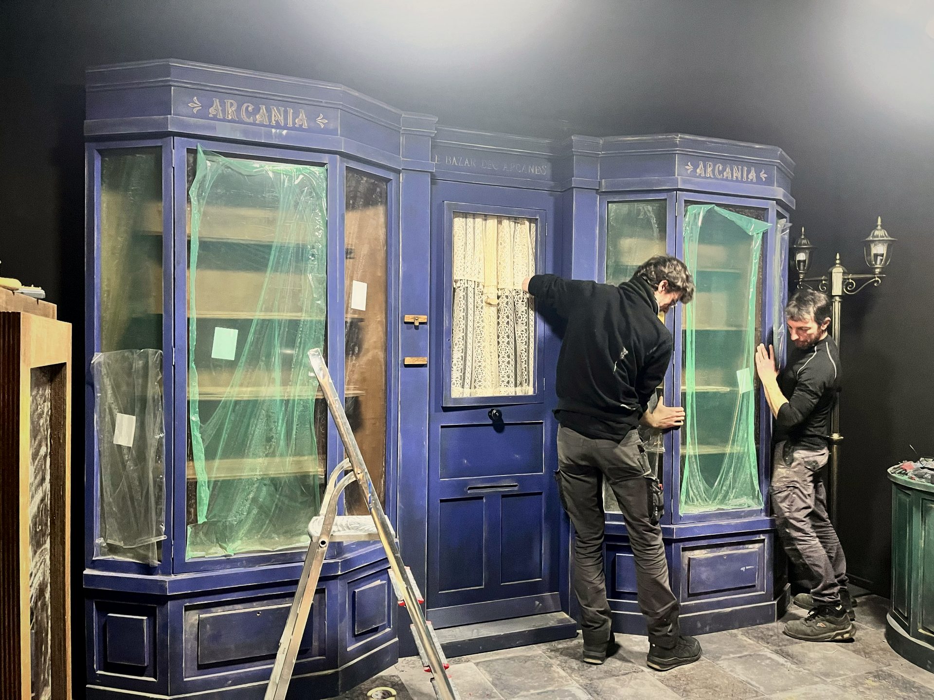 Une devanture de boutique et ses vitrines, en cours d'installation
