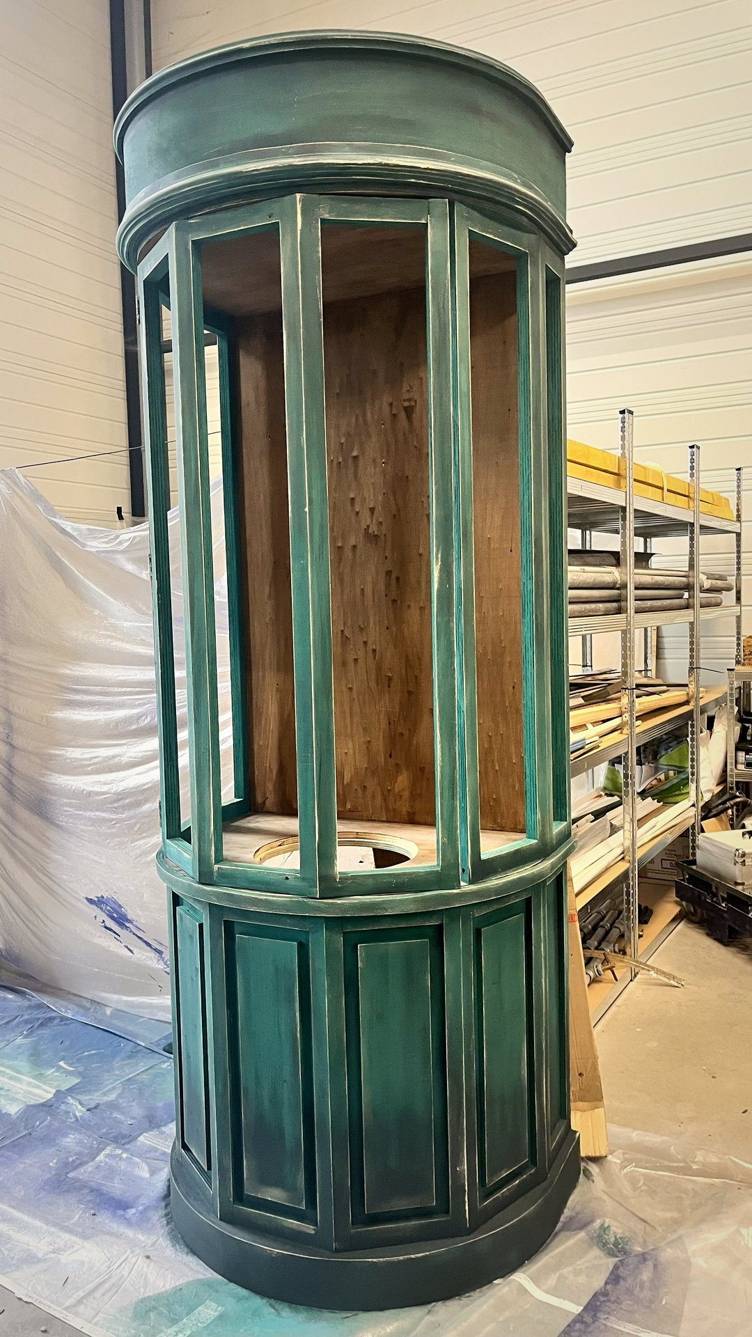 Une vitrine arrondie, prête à être agrémentée d'objets et de décorations