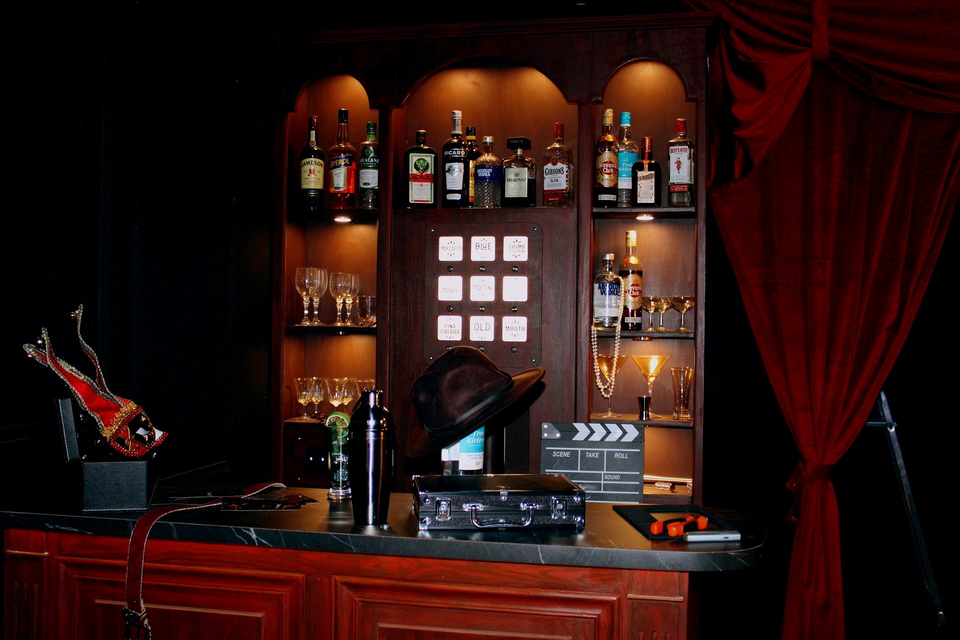 Un bar à thème et son comptoir à cocktails, façon âge d'or hollywoodien