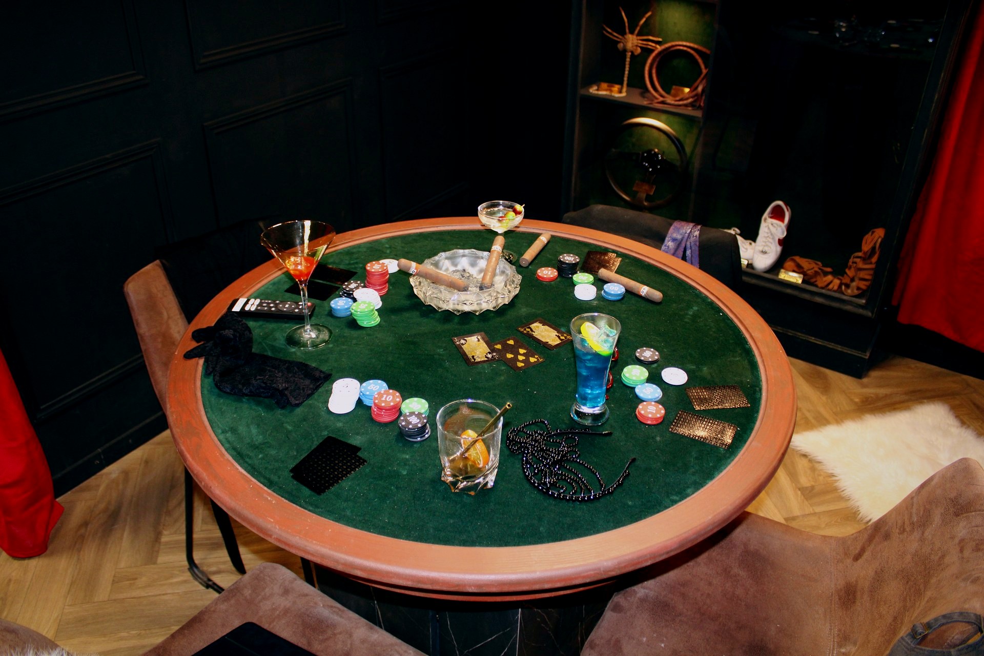 Une table de jeu et ses accessoires d'époque