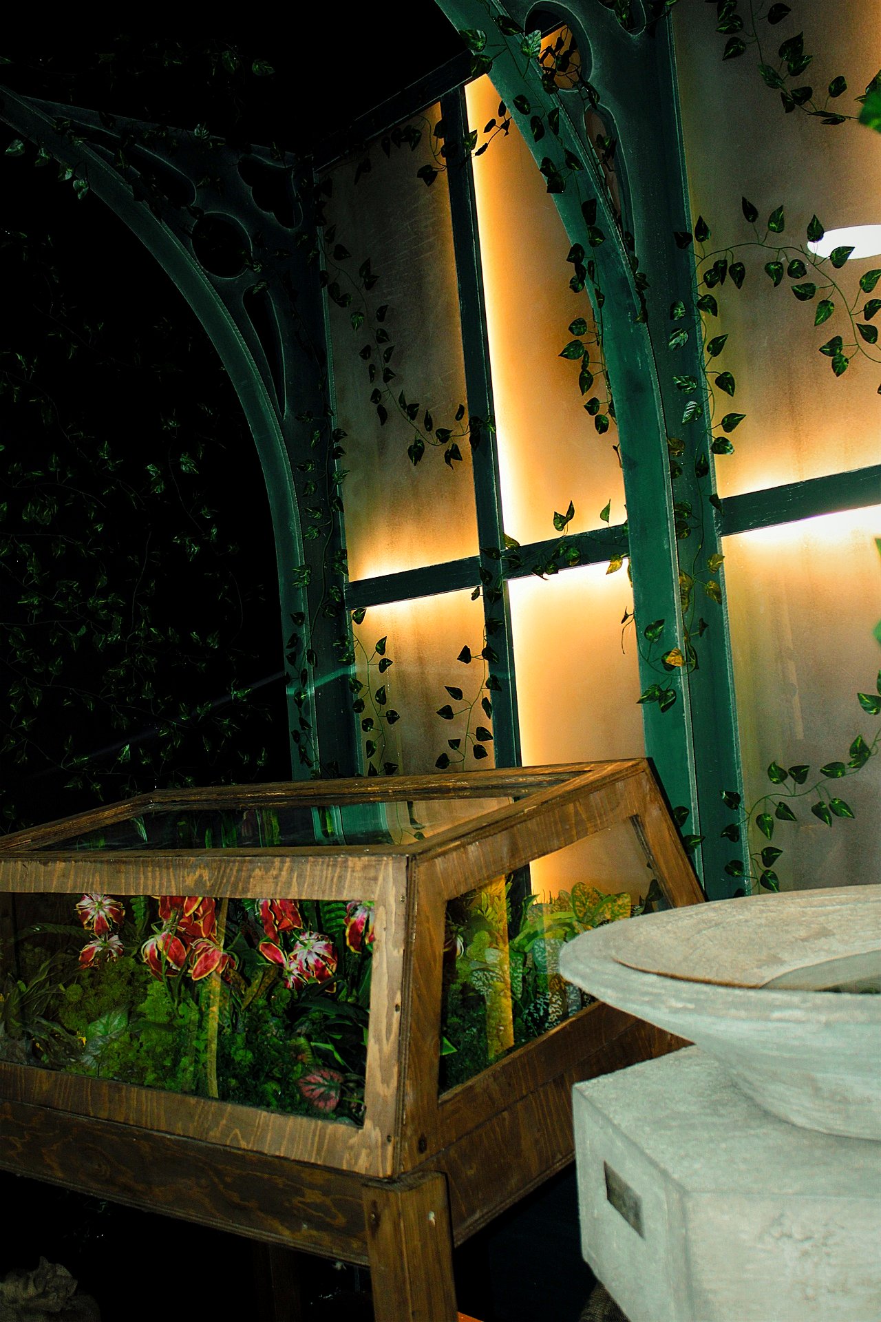 Une verrière et son terrarium de plantes rares