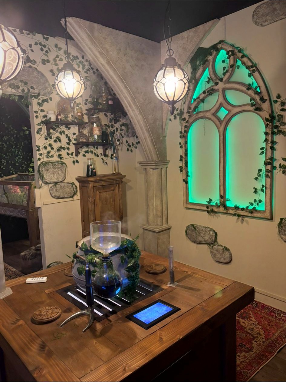 La scénographie complète d’une salle des potions, vitrail compris